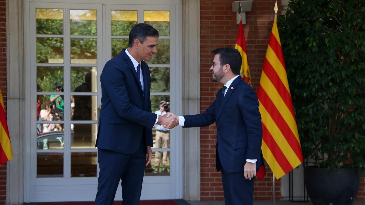 Pedro Sánchez i Pere Aragonès se saluden a l&#039;arribada del president de la Generalitat al Palau de la Moncloa