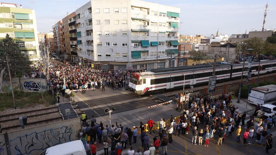 Concentración por el arrollamiento mortal por el tren a una joven en Alfafar