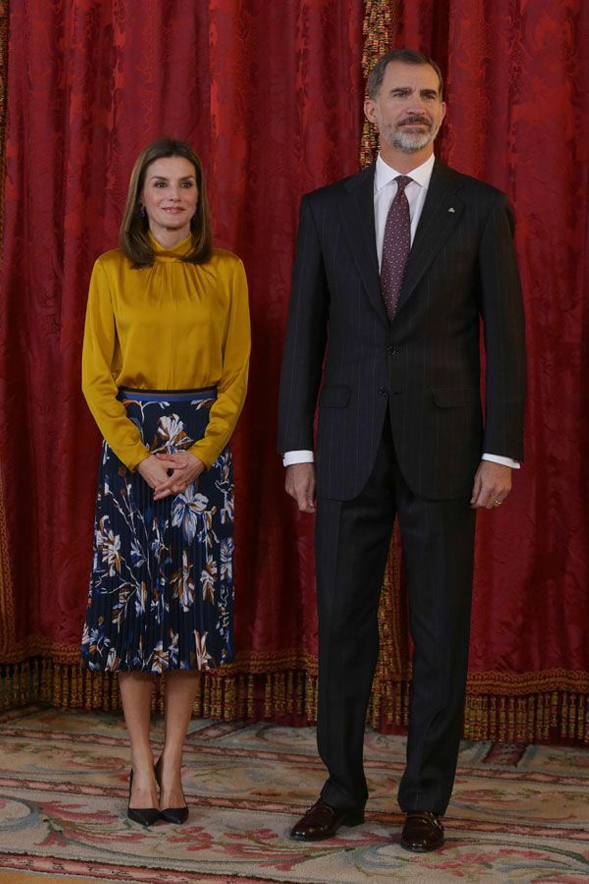 Letizia Ortiz con falda de Hugo Boss y blusa color mostaza junto a Felipe VI