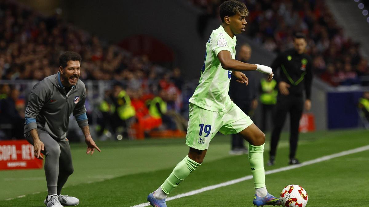 Lamine Yamal inicia una jugada de ataque ante Simeone en el Atlético-Barça del Metropolitano.