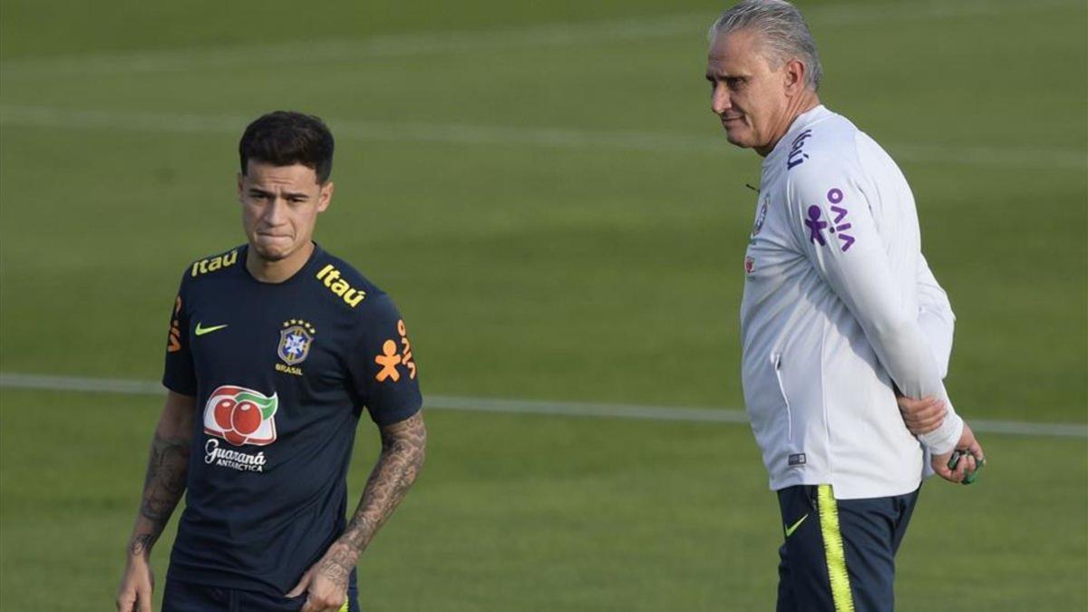 Coutinho, con Brasil y junto a Tite en una foto de archivo