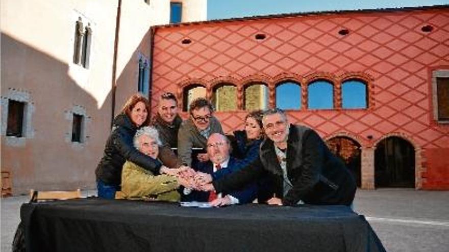 L&#039;alcalde, Jordi Soler, celebra amb els tècnics la signatura de l&#039;acord.