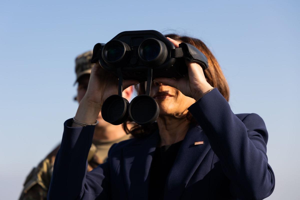 La vicepresidenta de EE. UU., Kamala Harris, se encuentra en un puesto de observación militar mientras visita la zona desmilitarizada (DMZ) que separa Corea del Norte y Corea del Sur, en Panmunjom el 29 de septiembre de 2022