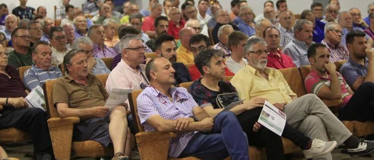 Un momento de la asamblea del Atlético Saguntino.