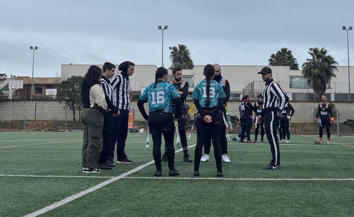 Reunión de ambos equipos y árbitros antes del inicio del partido.