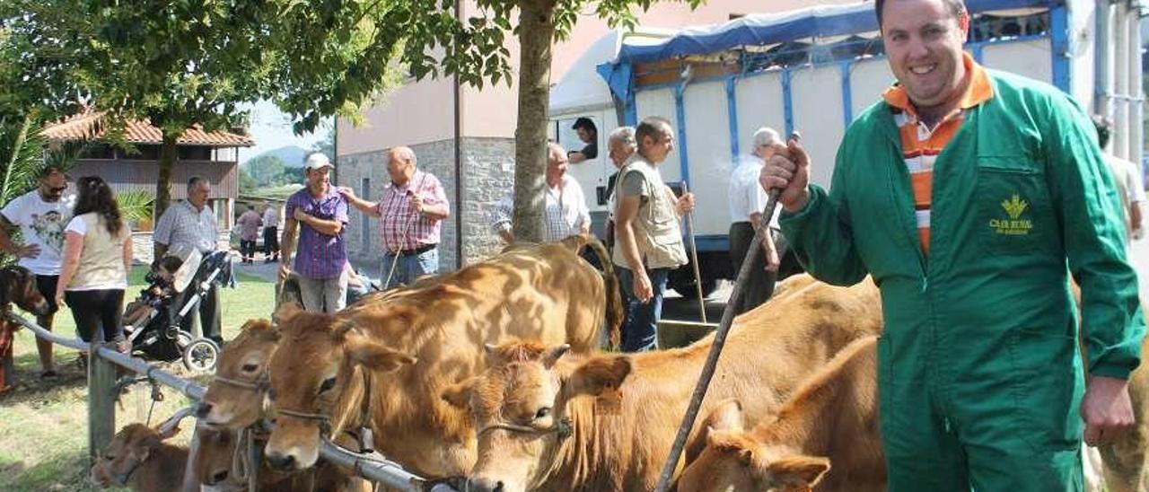 Abel López, de San Bartolomé, con sus terneros en la feria de La Ponte (Pravia), ayer.