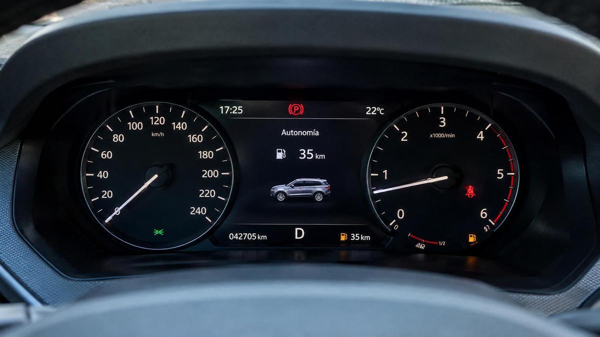 Panel de un coche que indica que le restan 35 kilómetros de autonomía.