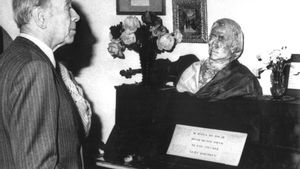 Jorge Luis Borges, en la celda de Chopin en Palma de Mallorca, durante la visita que hizo a España en mayo de 1980.