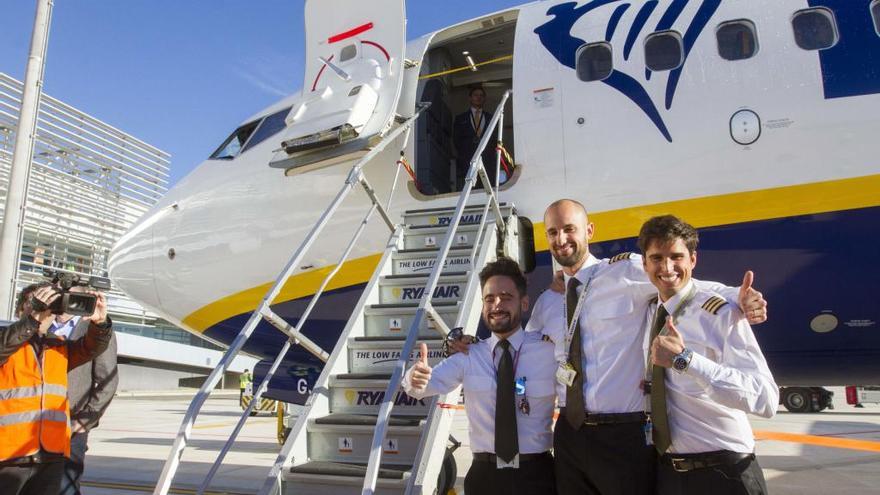Los pilotos Borja Cárceles, Pérez Cuadrado y Soriano (de izquierda a derecha), ayer al bajar del avión en Corvera.