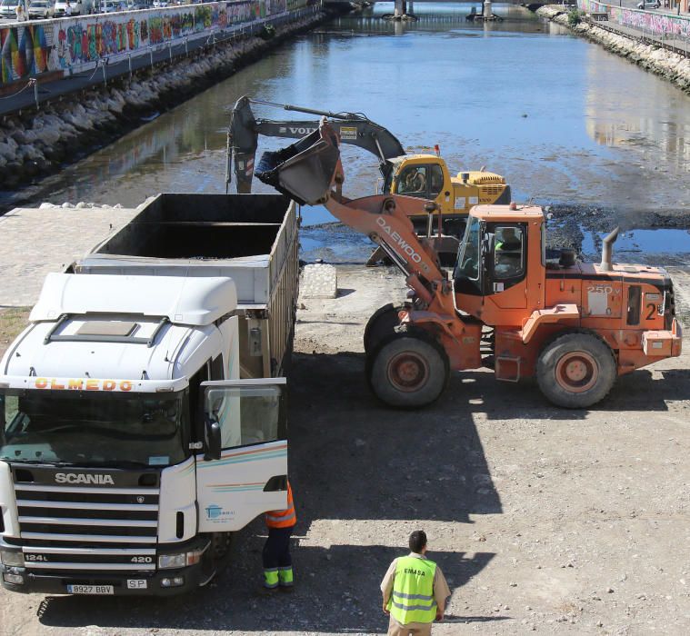 Se inicia la limpieza de lodos del río Guadalmedina