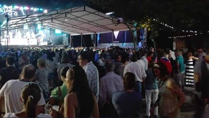 Verbena en una fiesta en Mera (Oleiros).