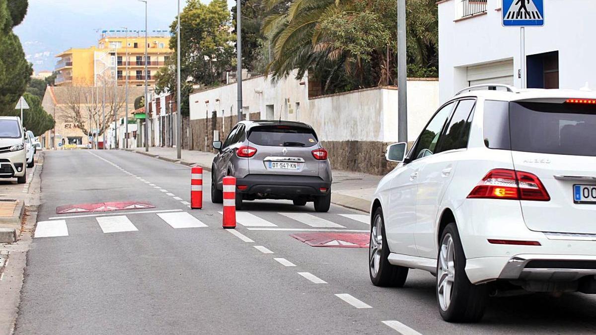 Un pas amb reductor de velocitat a la carretera del Far, a tocar del port