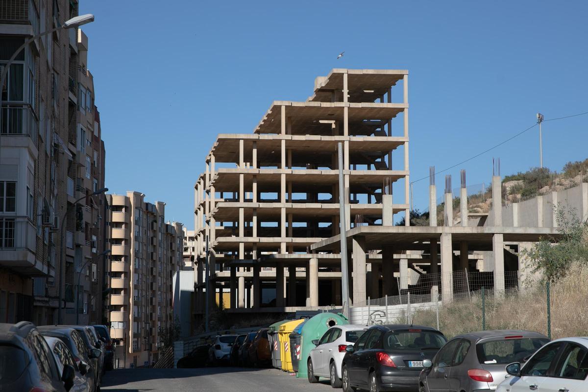 La estructura del edificio de la calle Muralla de Tierra ha sido adquirida para retomar las obras.