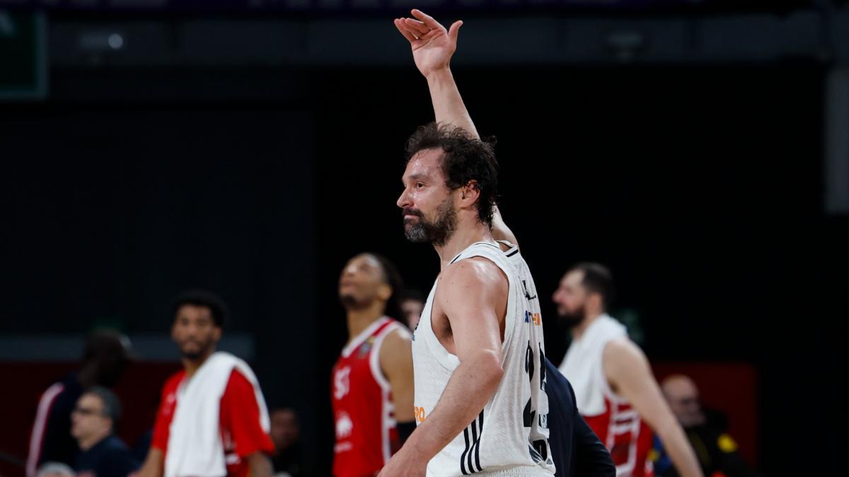 El base del Real Madrid Sergio Llull celebra un triple durante un partido de Euroliga