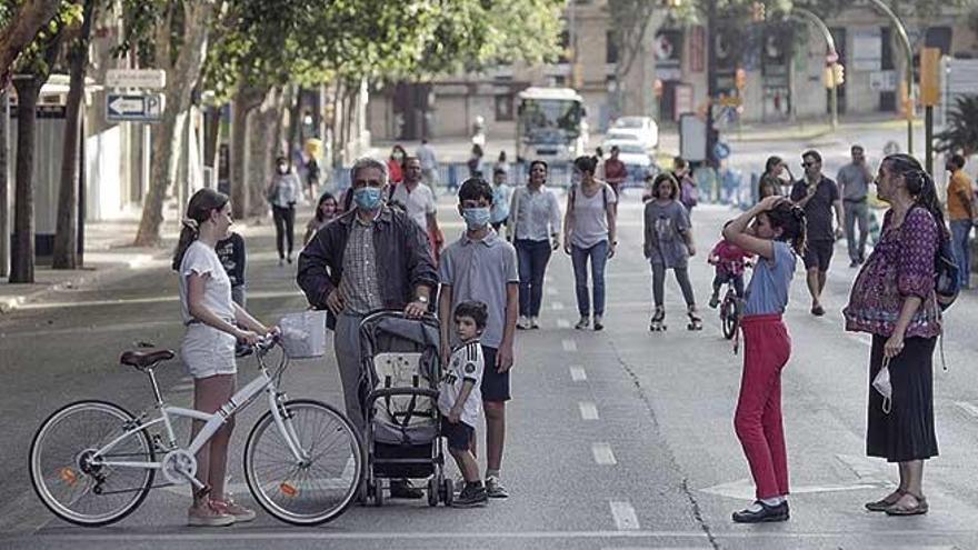 Familias pasean el pasado fin de semana por las Avenidas de Palma, tras cerrarlas al trÃ¡fico.