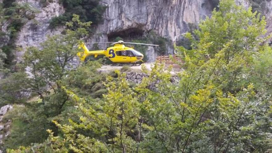 Helicóptero del SEPA durante el operativo de rescate en la ruta del Cares