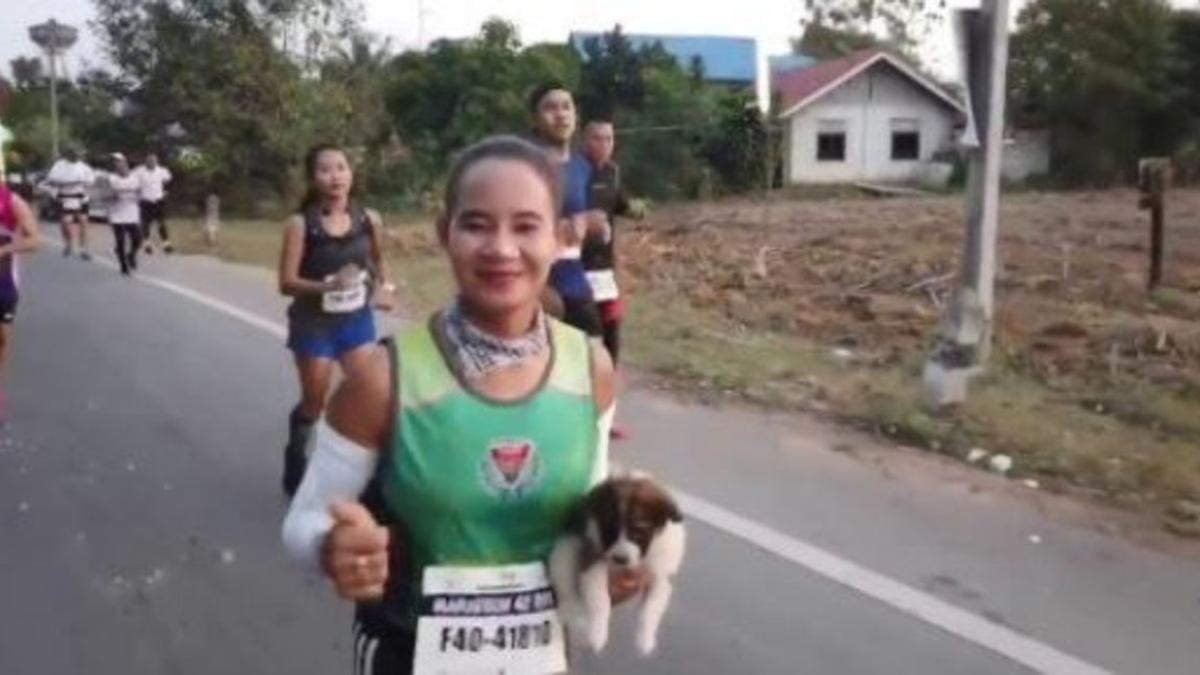 Maratoniana salva un cachorro