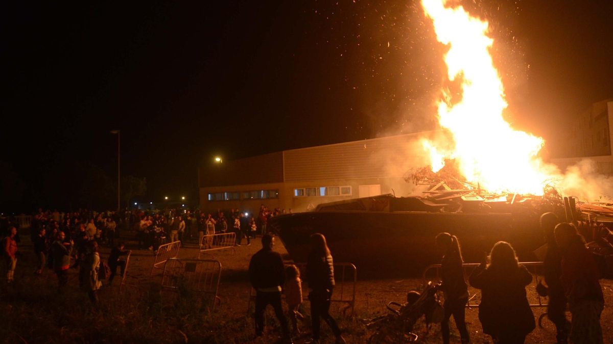 Hoguera comunitaria de San Juan en Vilaxoán.
