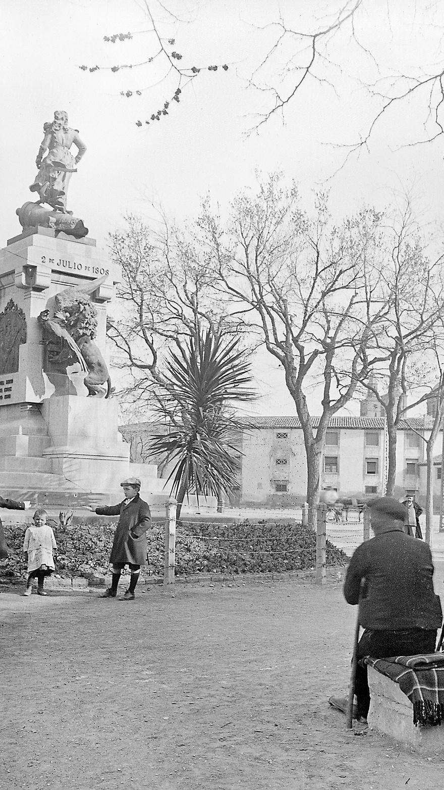 La plaza del Portillo en una vista centrada en la isleta central que desde octubre de 1908 estaba presidida por el Monumento a Agustina Zaragoza o de Aragón en 1910