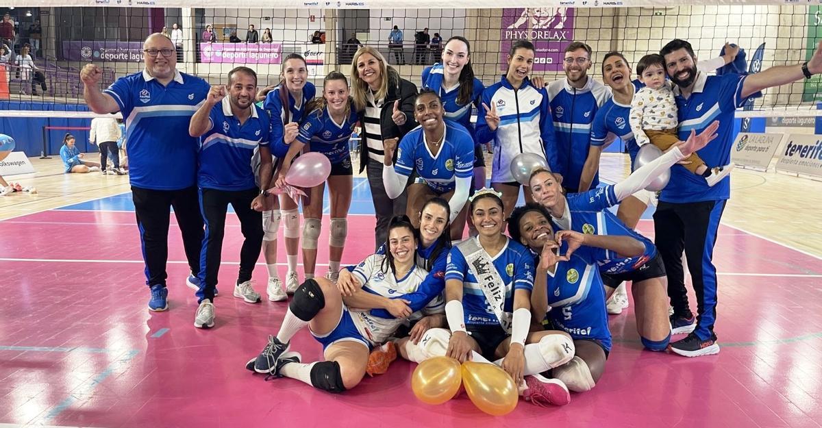 Raquel Montoro, primera por la izquierda, celebra una victoria con el Tenerife.