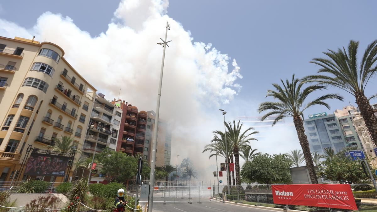 Mascletà en la plaza de Luceros