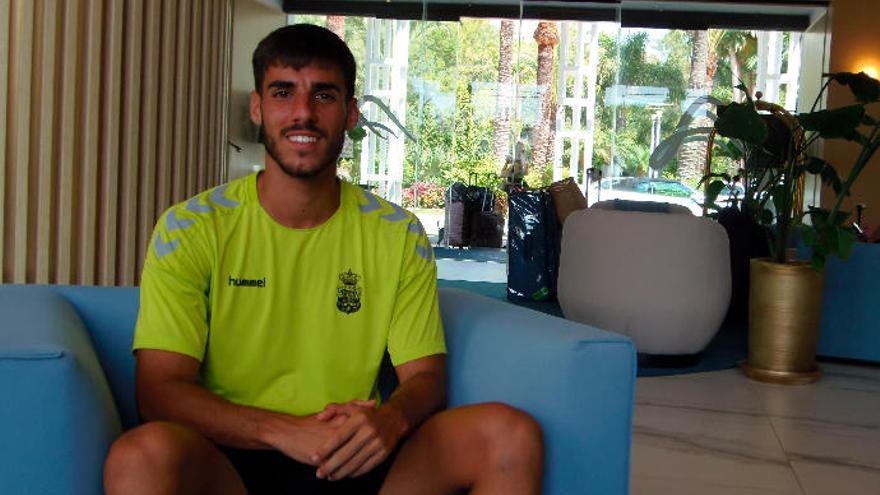 El grancanario Fabio González, centrocampista de la UD Las Palmas, ayer en el hall del hotel de concentración de los amarillos en Marbella.
