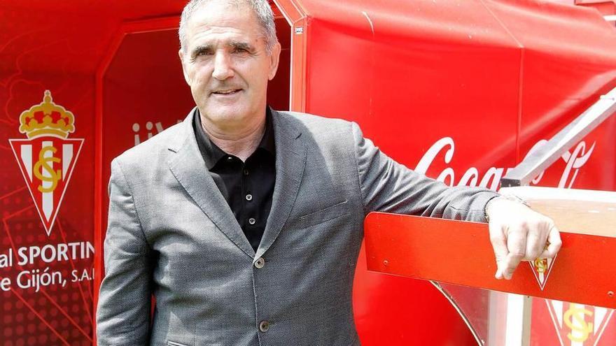 Paco Herrera posa ante el banquillo del Sporting.