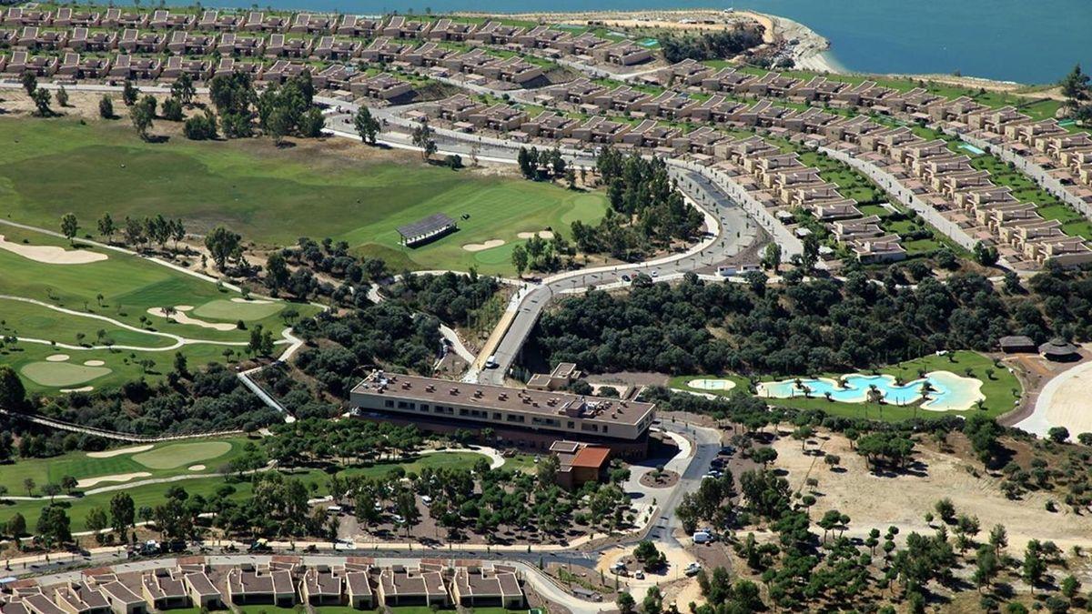 Vista de algunos de los chalés y el hotel de Marina Isla de Valdecañas. / EL PERIÓDICO