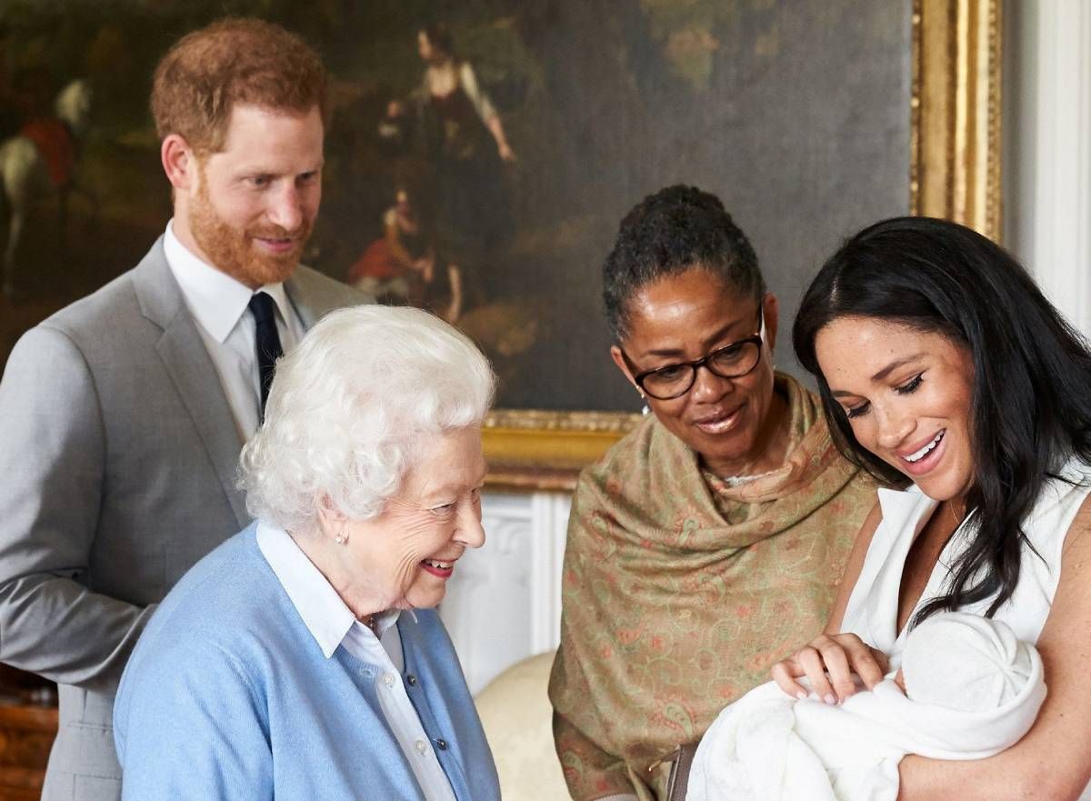 Meghan Markle con su hijo Archie junto a su madre Doria Ragland, la reina Isabel II y el príncipe Harry