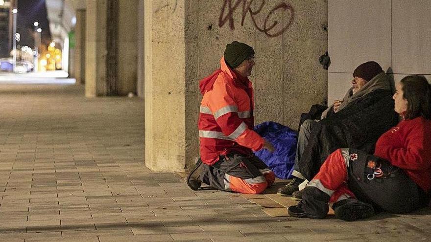 Professionals de la Creu Roja atenen un sensesotre, a Girona.