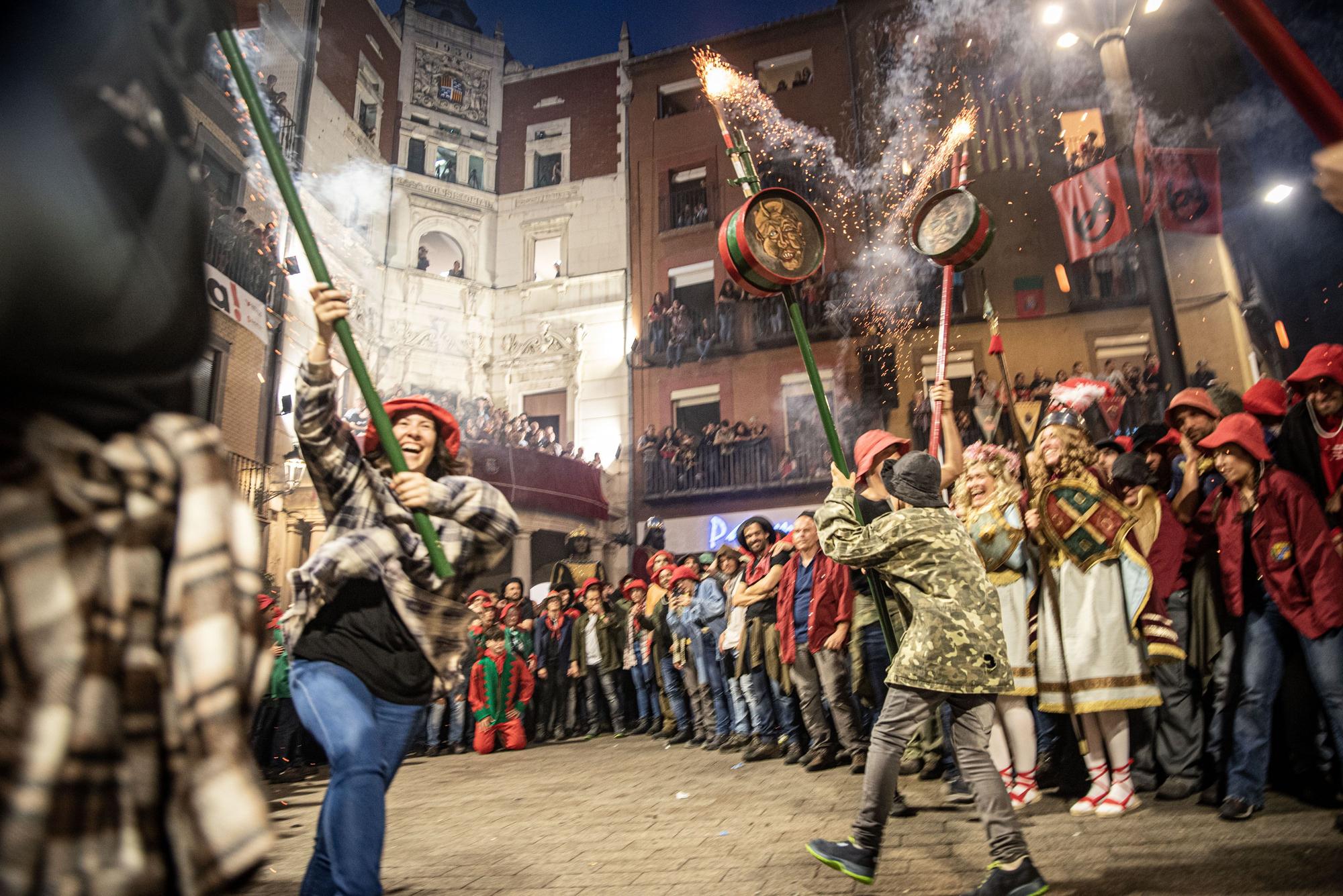 EN FOTOS | Milers de persones omplen la plaça de Sant Pere de Berga per saltar la primera Patum Completa