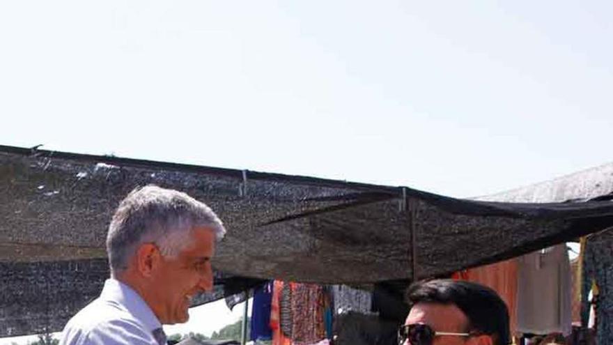 José Luis Gómez, durante su visita al mercadillo.