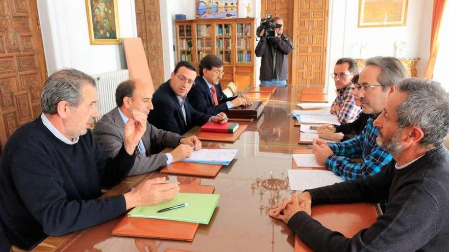 Una de las reuniones mantenidas a dos bandas para abordar el convenio de abastecimiento de agua.