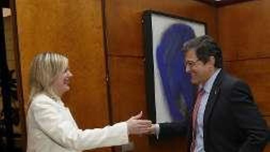 Javier Fernández y Marta Alonso, ayer en Presidencia.