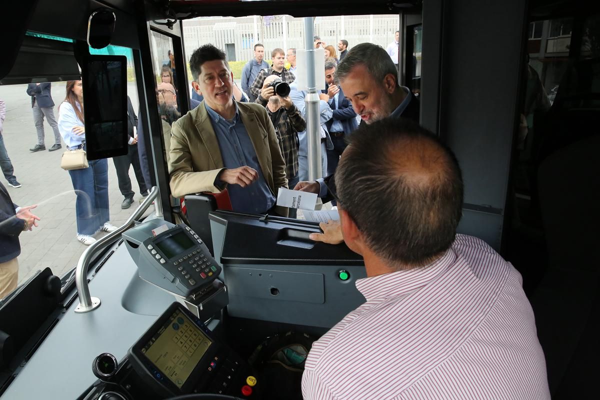Presentación del bus X3, que conecta Barcelona y LHospitalet de forma más directa
