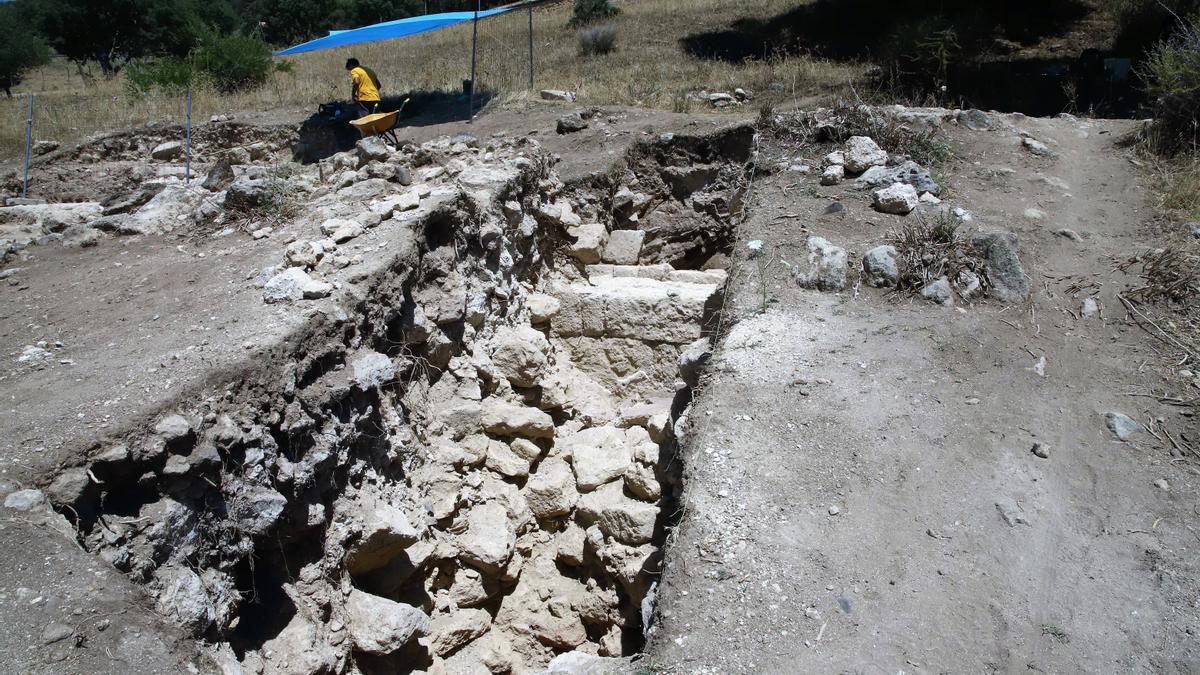 Trabajos arqueológicos en la Plaza de Armas de Medina Azahara