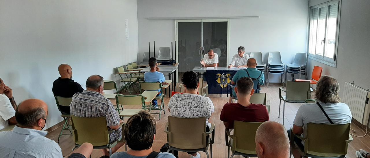 Un momento de la asamblea del Balonmán Cangas celebrada ayer en la sede de la antigua agraria.