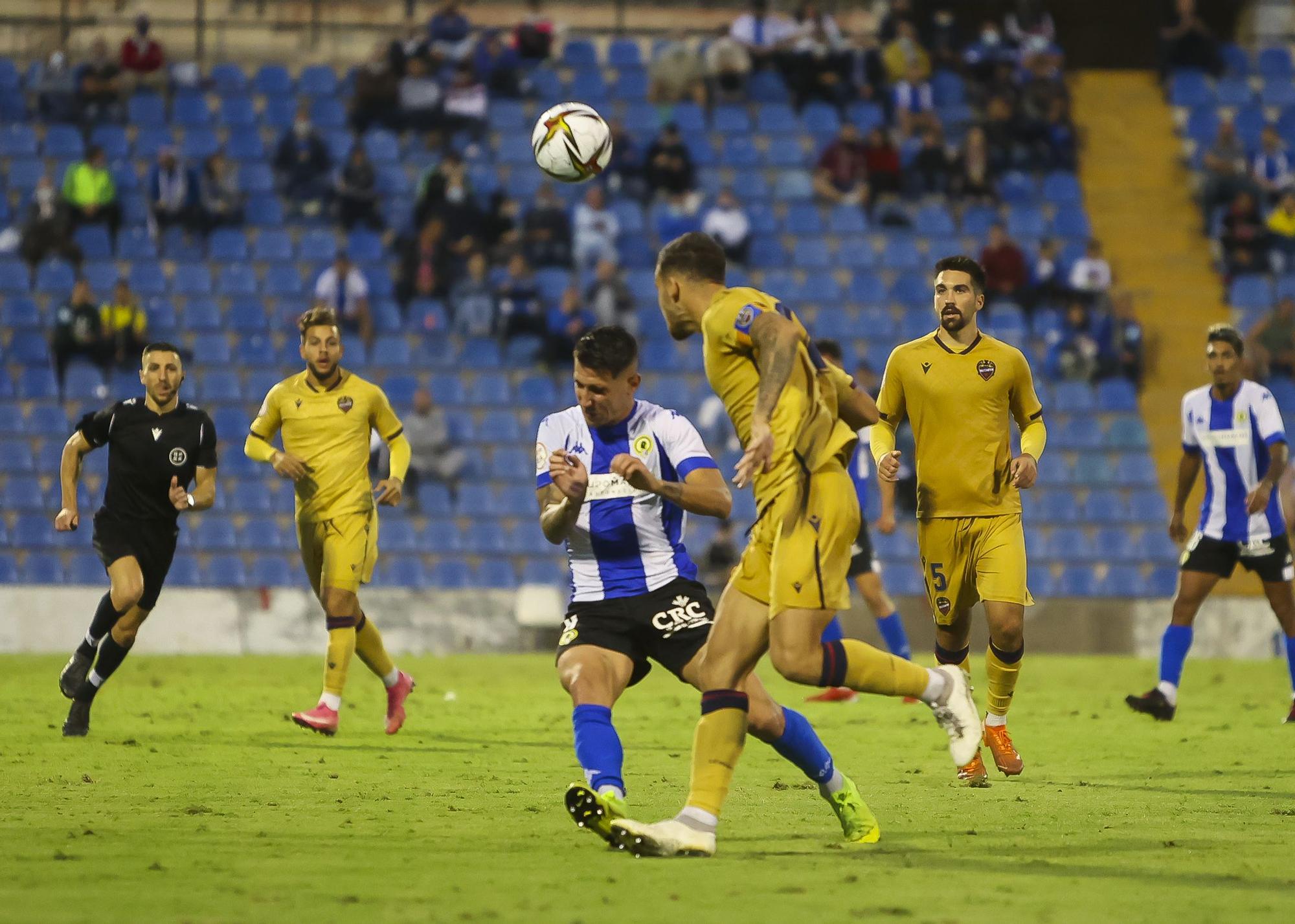 El Rico Pérez se harta del equipo: así se vivió en el estadio el Hércules - Atlético Levante