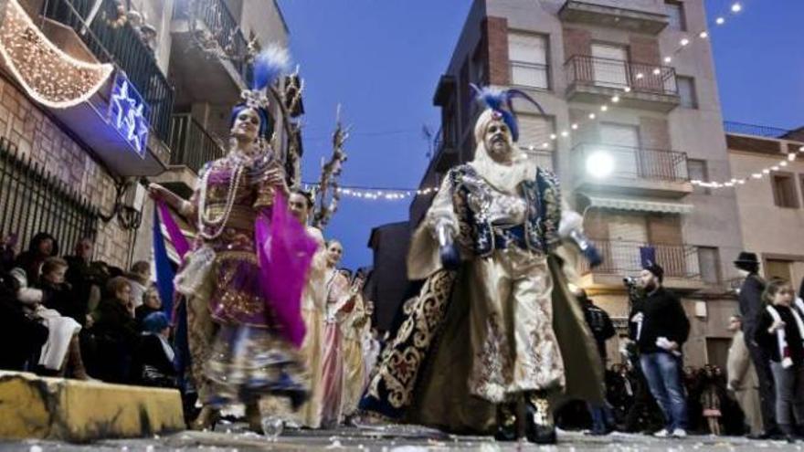 Los reyes moros presidieron ayer las rondas de danza en la plaza del Ayuntamiento.