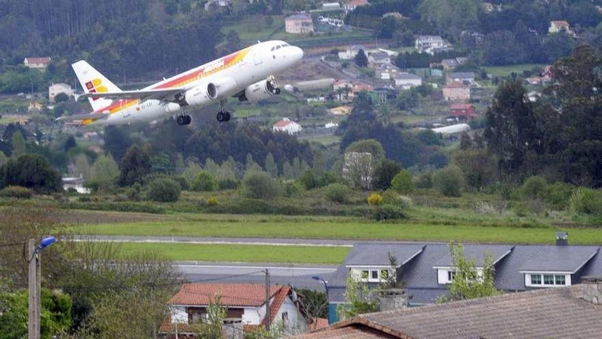 Un avión de Iberia, despega en Alvedro.