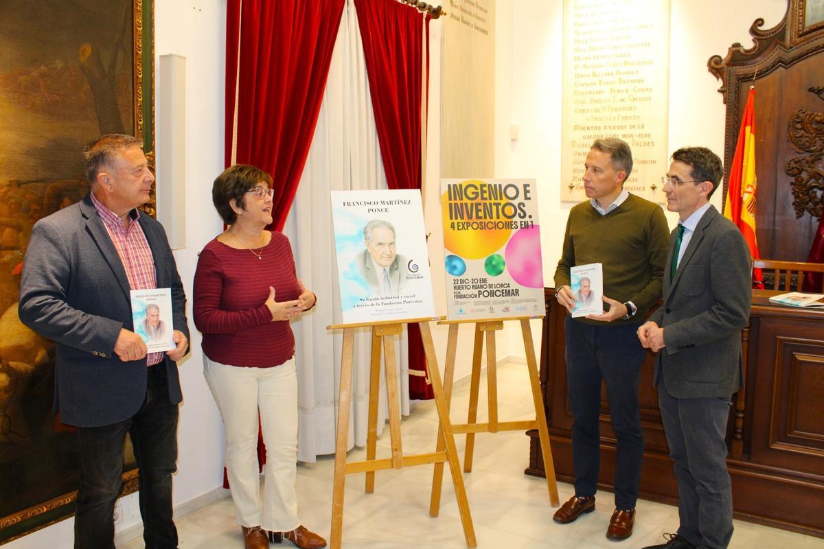 Pascual Santos y Manuela Caballero, a la derecha de los carteles anunciadores.