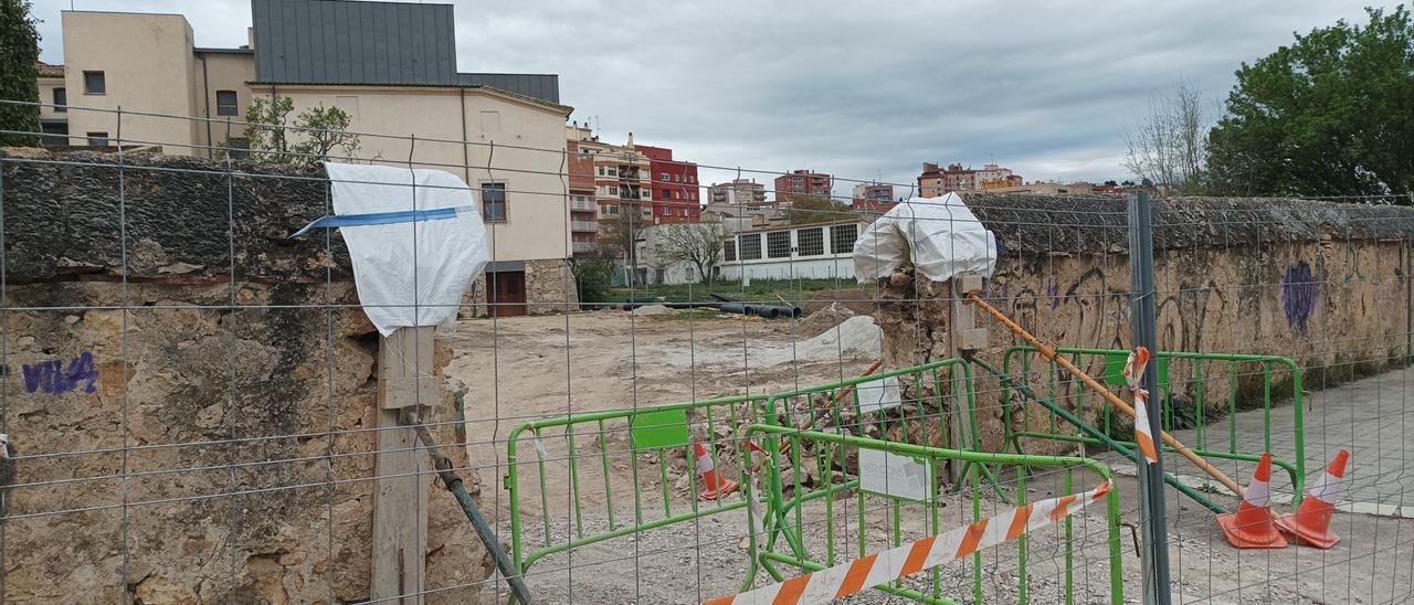 Figueres enderroca part de l’antiga muralla carlina dels Caputxins del segle XIX