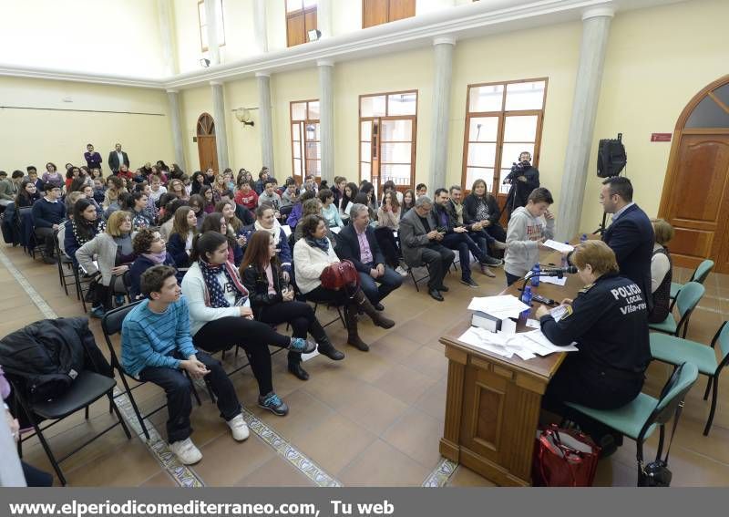 GALERÍA DE FOTOS -- Cien alumnos de Vila-real participan en una campaña de Convivencia en las Aulas