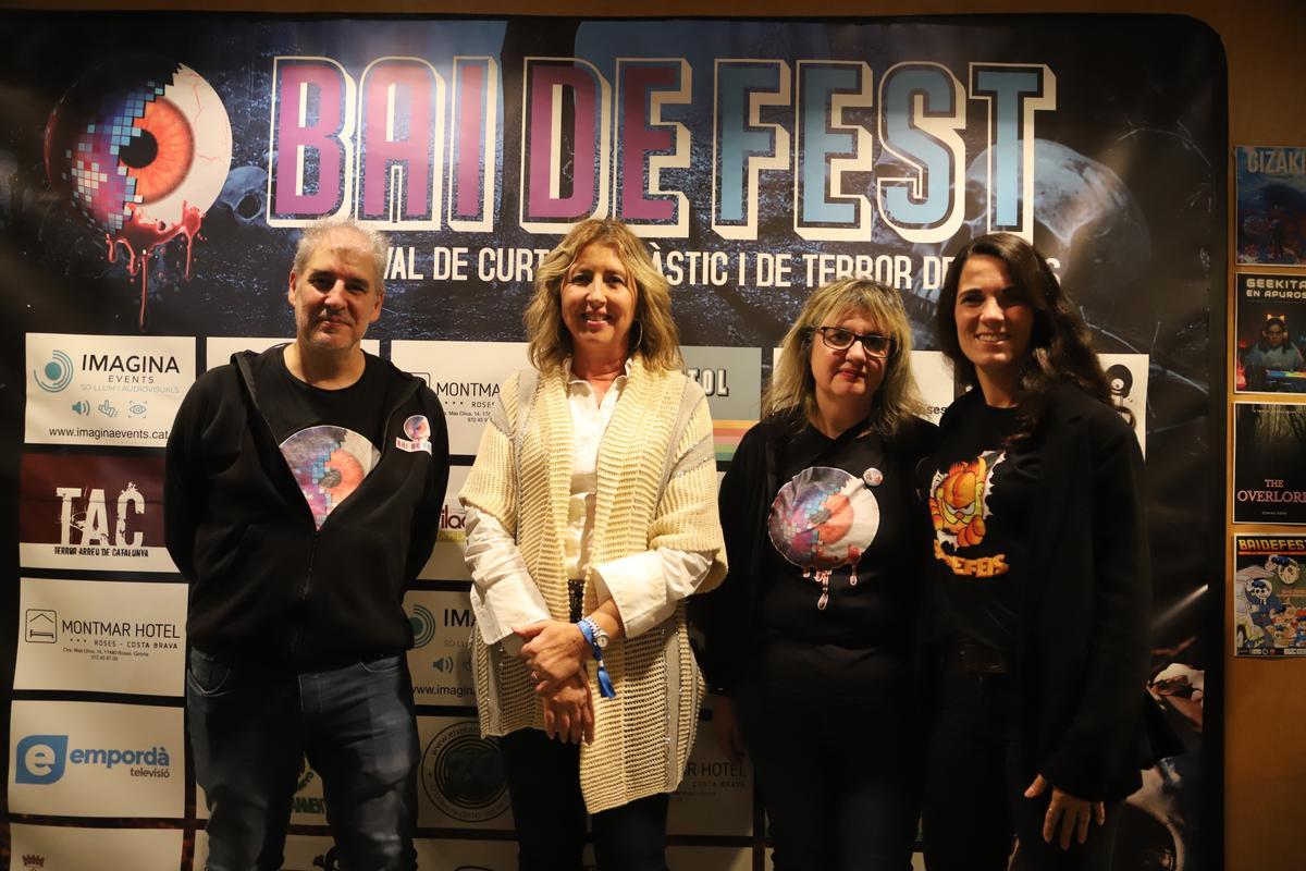 Els organtizadors del festival amb la regidora de Cultura de l'Ajuntament de Roses, Sílvia Ripoll.