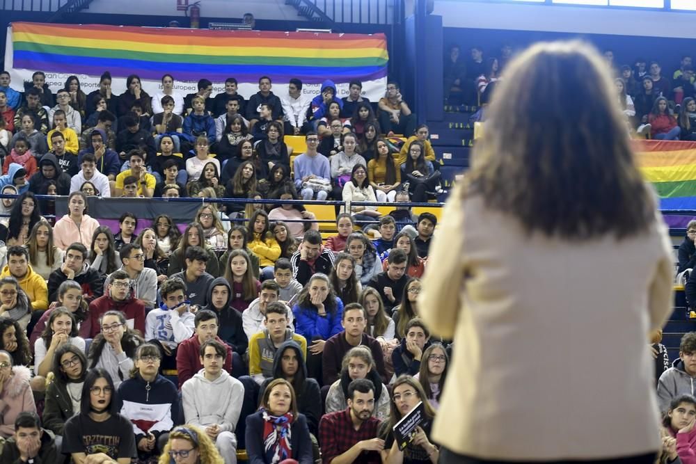 La diputada Carla Antonelli, con estudiantes de Secundaria en el Centro Insular de Deportes