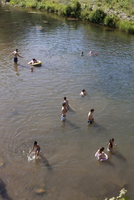 Bañistas en el río Nalón a su paso por Laviana.