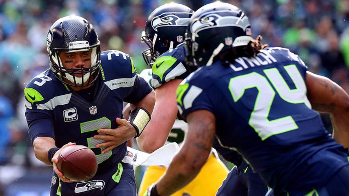 Russell Wilson (número 3), de los Seahawks, pasa el balón a Marshawn Lynch, durante el encuentro contra los Packers