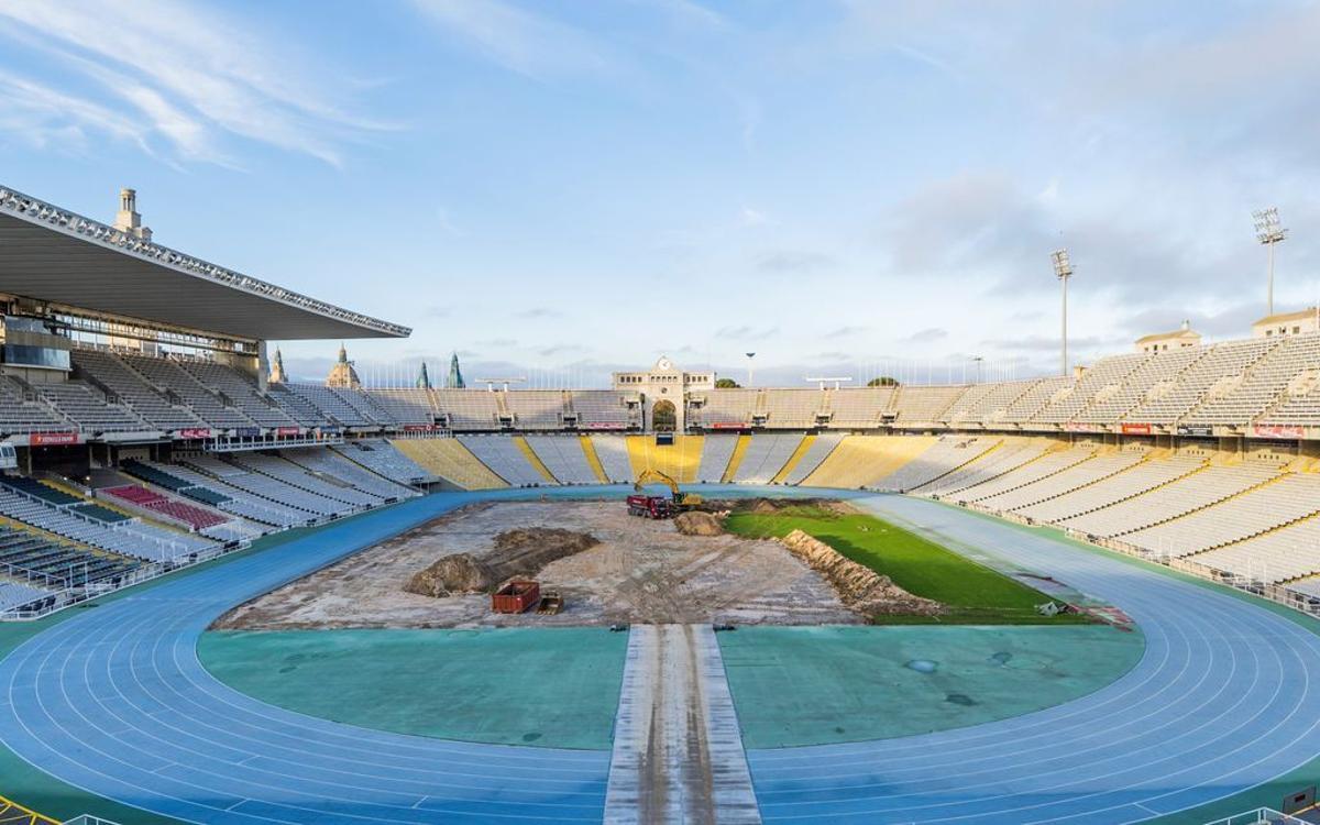Obras de acondicionamiento para la futura llegada temporal del Barça, que jugará en el Estadi Olimpic a partir de agosto próximo.