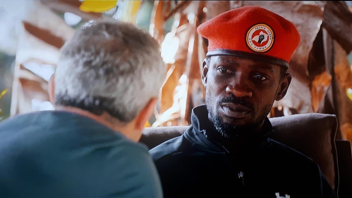 M  Jon Sistiaga en Africa con Bobi Wine 1 jpg monegal para el 07 04 2021