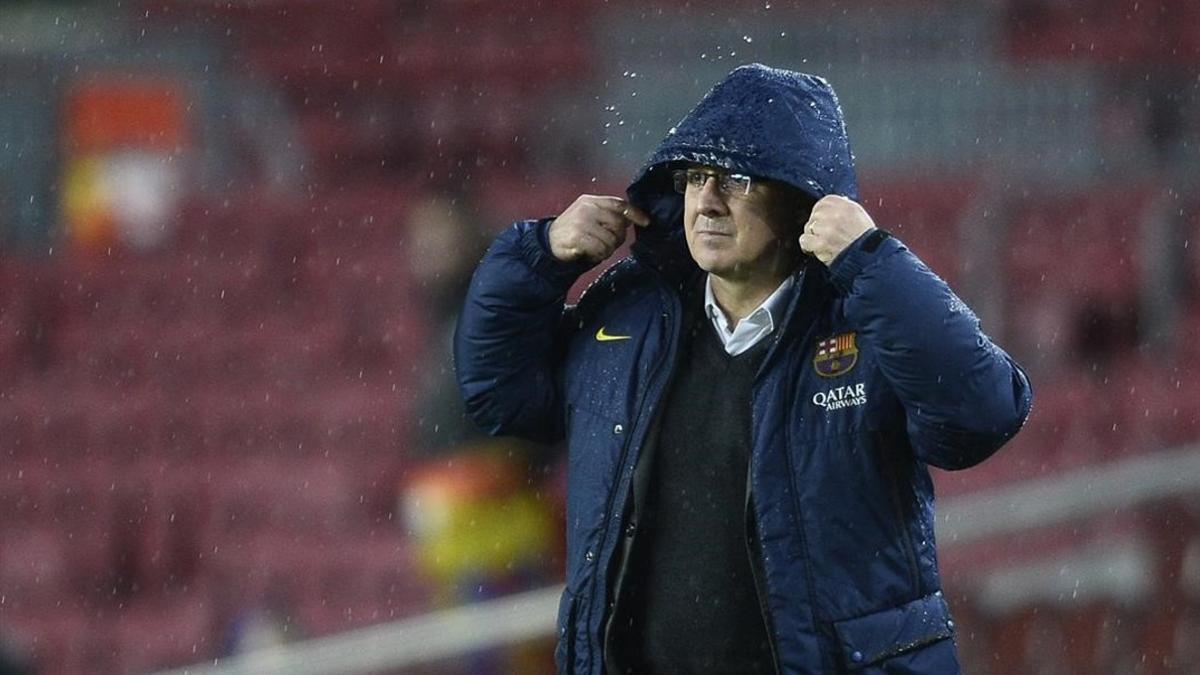 Tata Martino se protege de la lluvia en un partido de Copa en el Camp Nou ante el Elche, en enero del 2014